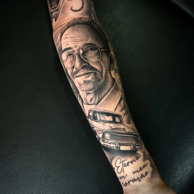 Tattoo: Retrato no braço — Black & gray